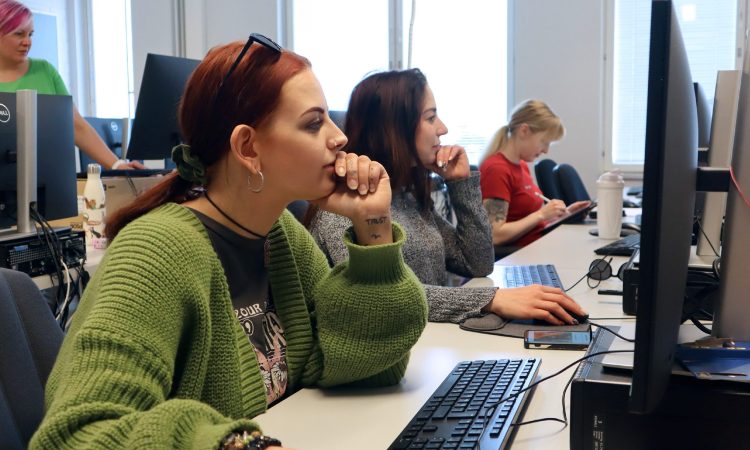opiskelijoita tietokoneiden ääressä