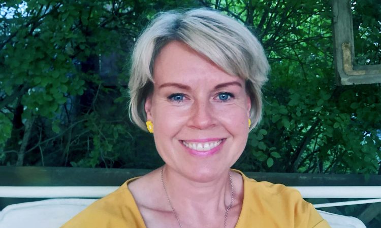 Lähikuva opiskelijasta joka istuu ulkona